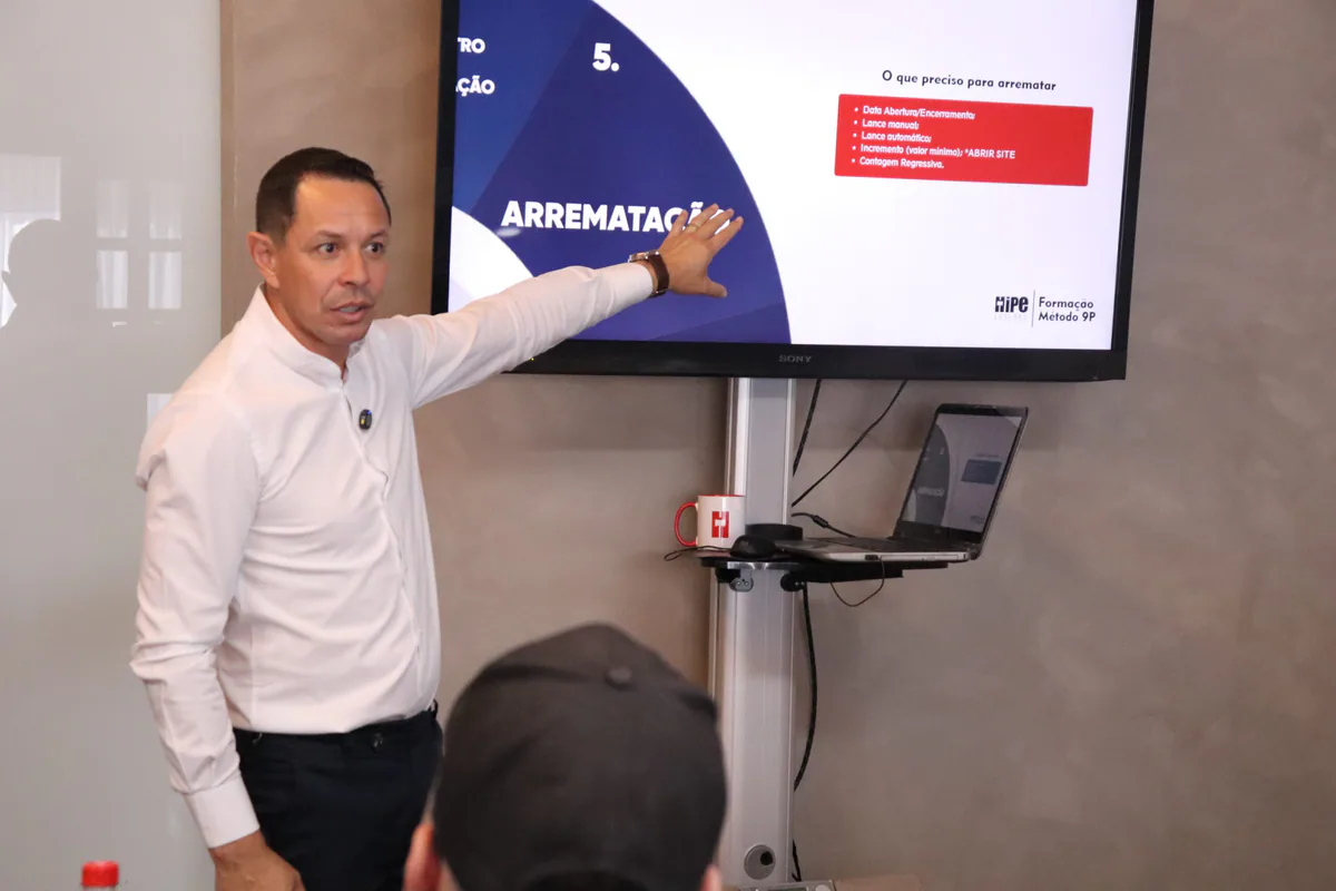 Apresentação sobre arrematação no telão